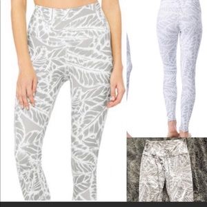 Alo Palm like Print White/Gray leggings Small
